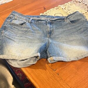 Ladies Old Navy Curvy Profile shorts size 18
